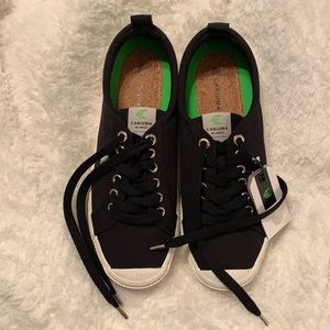 Cariuma Black Sneakers